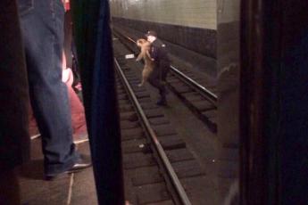 Московский полицейский спас собаку, упавшую под поезд в метро